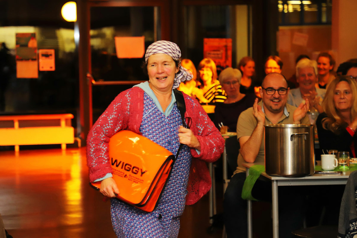 Erna kocht über - Foto privat - Koch-Show für Kocheltern des Wirtemberg Gymnasium