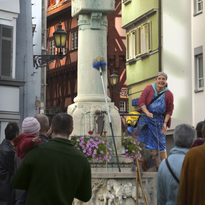 Am Postmichelbrunnen Esslingen Stadtführung Erna haut auf den Putz